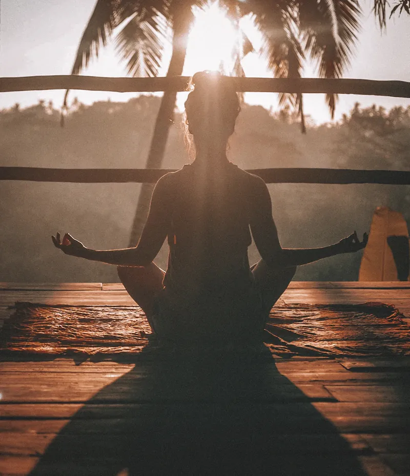 Persona meditando en calma en un espacio tranquilo de su hogar